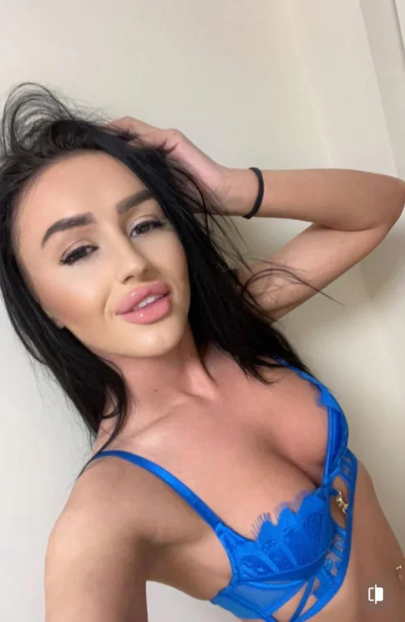 A selfie of Natalia in a blue bra looking very fit 